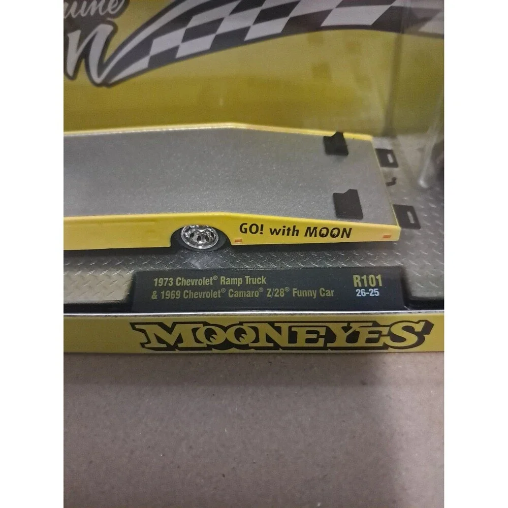 M2 Machines Auto Haulers 1973 Chevy Ramp Truck & 1969 Chevy Camaro Z/28 MOONEYES